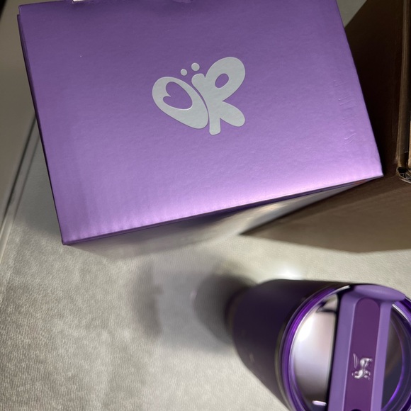 Olivia Rodrigo Stanley 40oz quencher - Picture 2 of 6